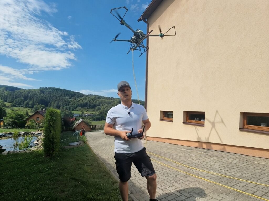 Čistenie fasády dronom
